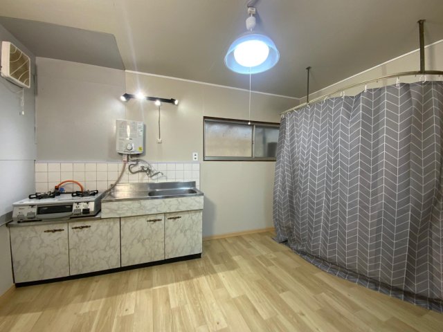 キッチン　明るいリビングキッチンで脱衣所とはカーテンで仕切っています
