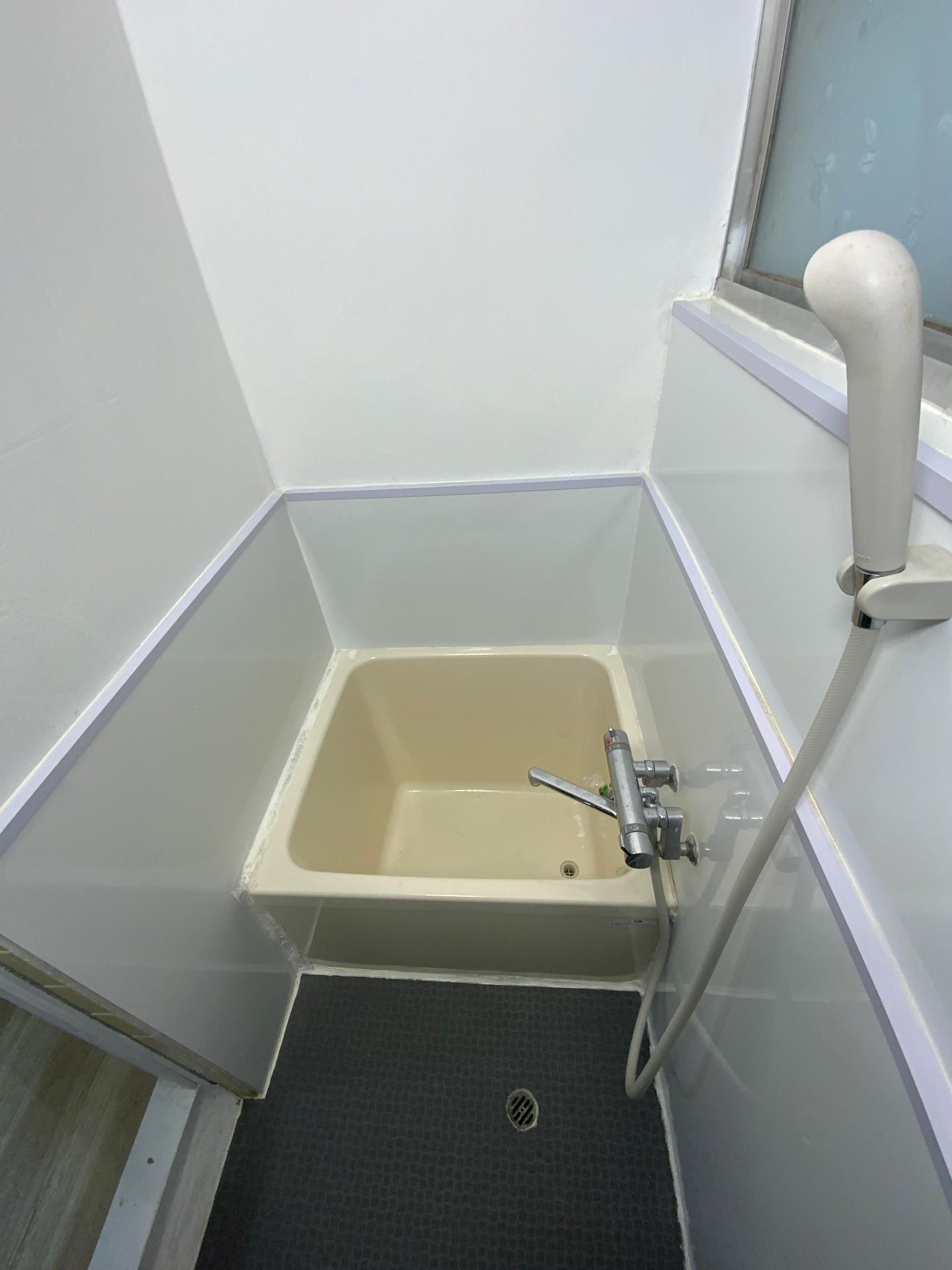 バス・シャワールーム　浴槽新品交換済、シャワー蛇口も綺麗ですよ