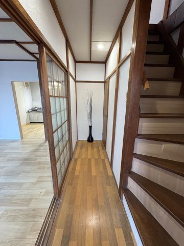 玄関　玄関は照明器具を追加して、非常に明るい仕上がりです