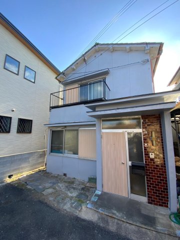 建物外観　外壁はブルーグレーに塗装済、ドアも張り替え済です