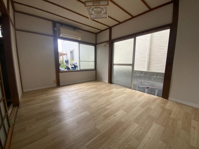 居室・リビング　大きな掃き出し窓で日当たり、風通し良好です