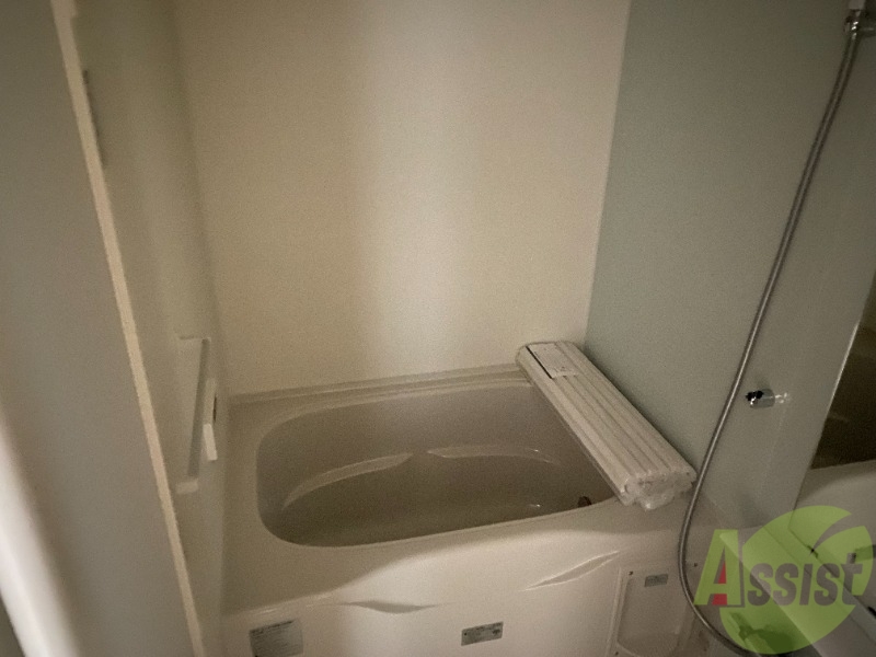 バス・シャワールーム　バスルームはこちら、追い焚き機能もあり広い浴槽がいいですね