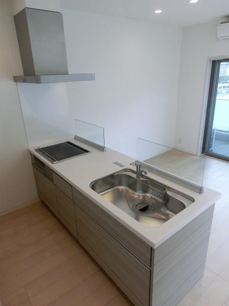 キッチン　IH３口コンロ完備