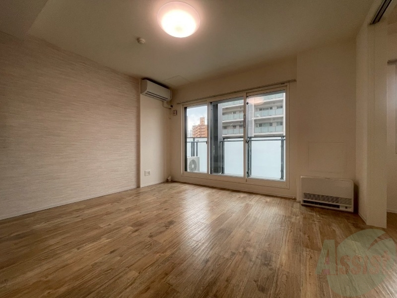 居室・リビング　リビングです。窓が大きくて明るいですね！