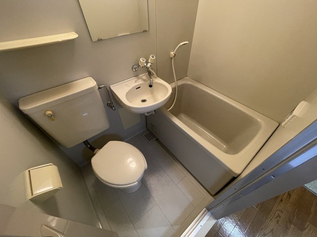 バス・シャワールーム　落ち着いた空間のお風呂です