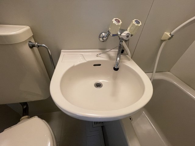 洗面設備　明るい洗面所です