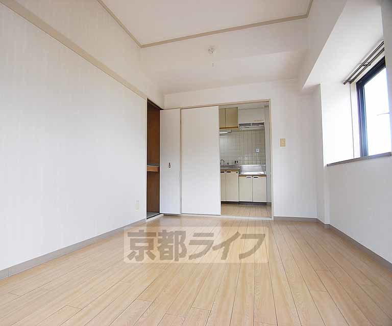 居室・リビング　明るい木目のフローリングです。