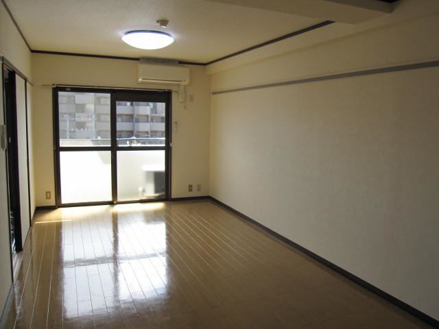 居室・リビング　広々とした１１帖のリビング。