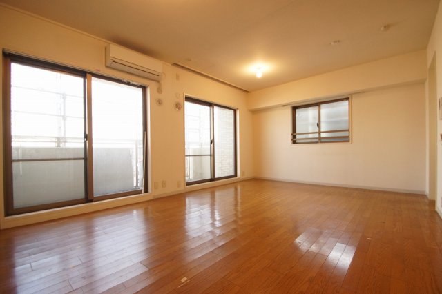 居室・リビング　2面採光のリビング