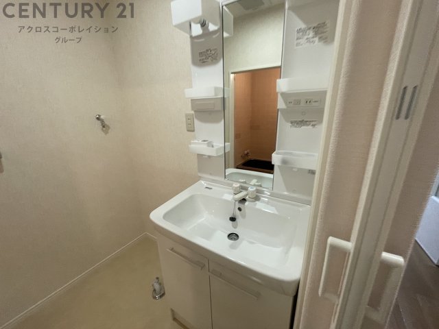 洗面設備　収納棚が便利な洗面台です！
