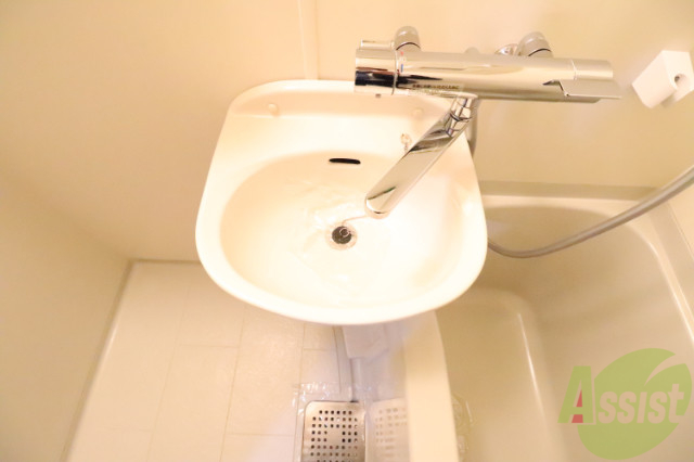 洗面設備　レトロな洗面台、飾り付け次第でおしゃれに変身