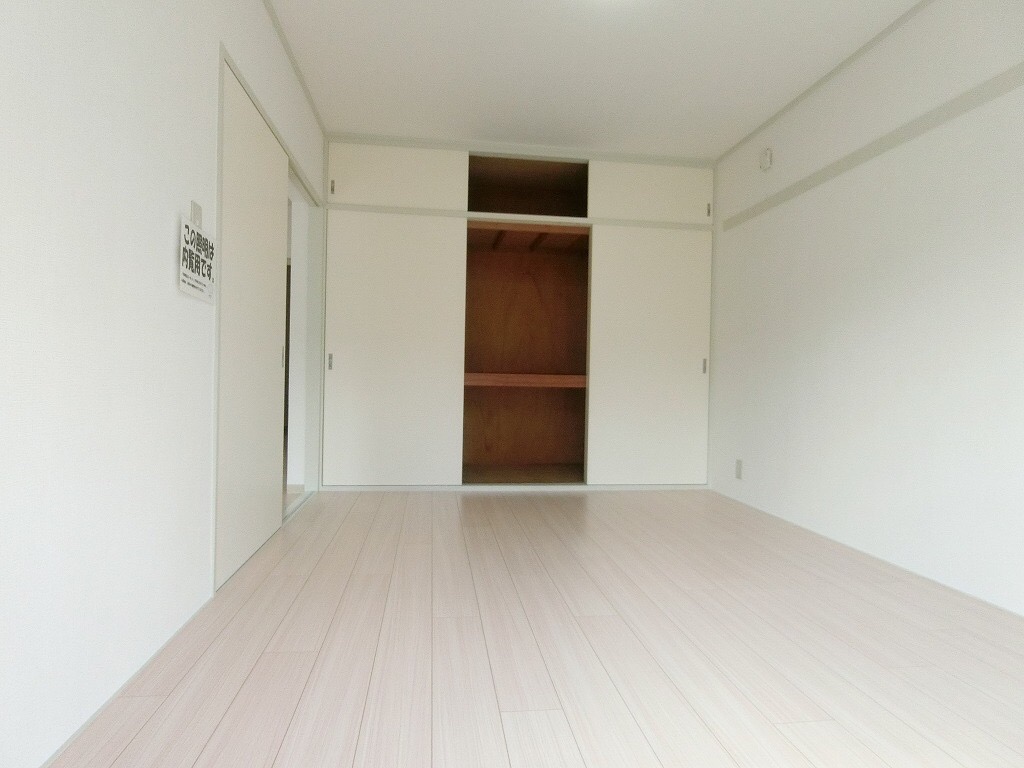 収納　ベランダ側洋室