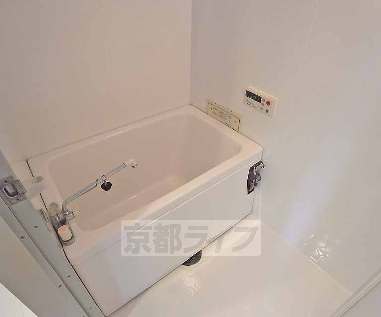 バス・シャワールーム　自動給湯付のバスタブです。