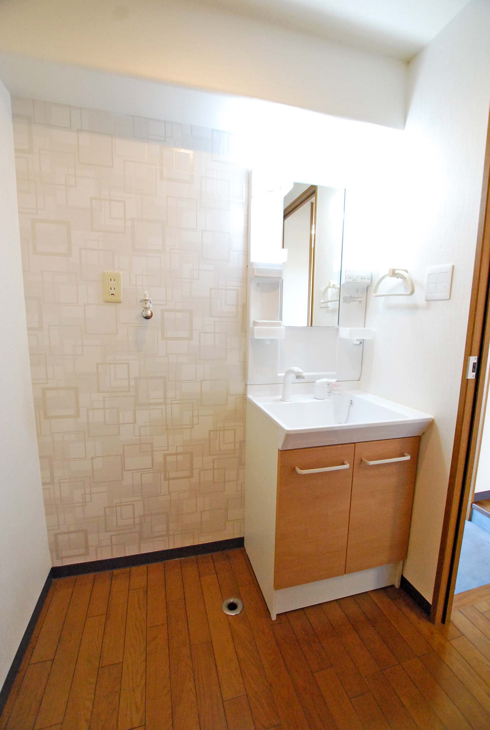 洗面設備　洗面台の隣が洗濯機置き場です