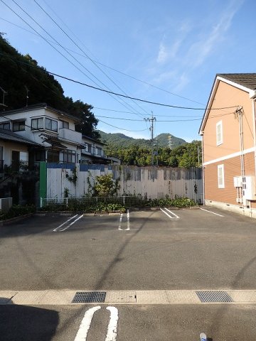 駐車場　駐車場があるので、車を買う予定の方も安心です