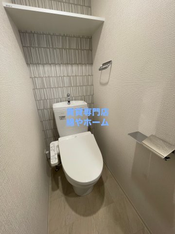 トイレ　落ち着いた色調のトイレです