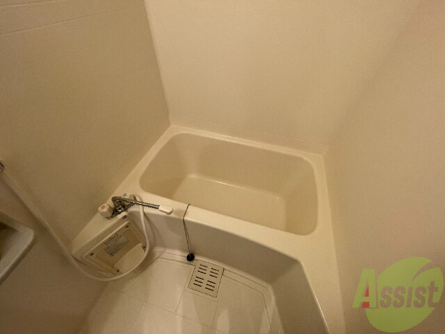 バス・シャワールーム　バスルームは狭すぎず、シャワーも浴びやすそうです。