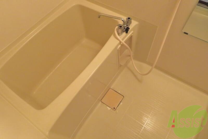 バス・シャワールーム　お風呂は洗面も付いていないのでのびのび入ってられそうです。