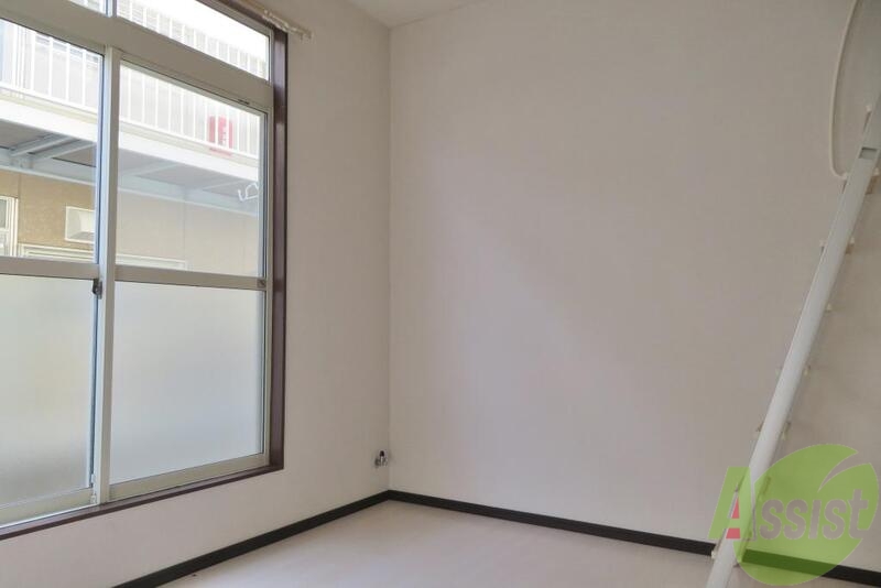 居室・リビング　シンプルな１Ｋの御部屋です。窓が大きいのはポイントです。