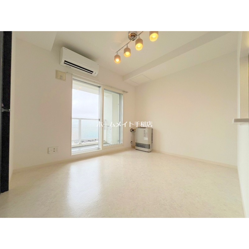 居室・リビング　明るいリビング、お洒落なアクセントクロス付き♪