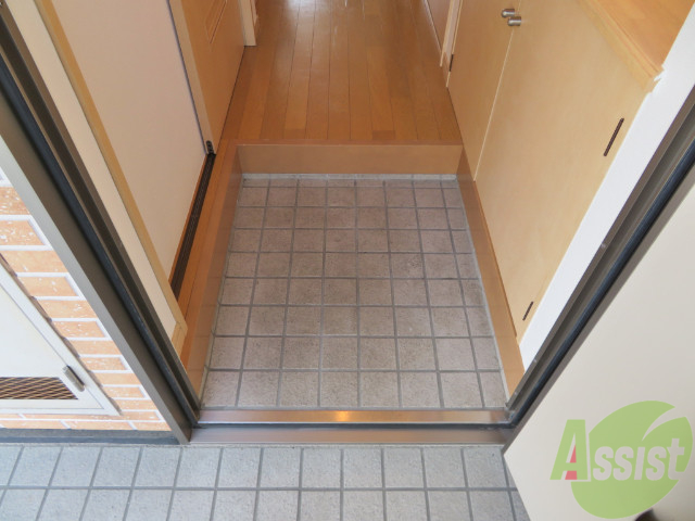 玄関　玄関です。少し狭いですが、傘立ても置けますね。