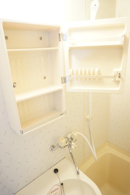 洗面設備　洗面台の鏡は収納付きになっています♪