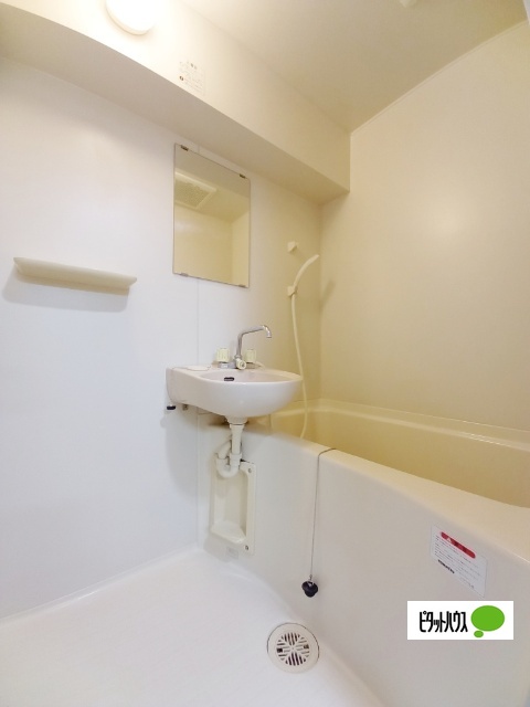 バス・シャワールーム　写真は別室。状況が異なる場合は現況を優先します。