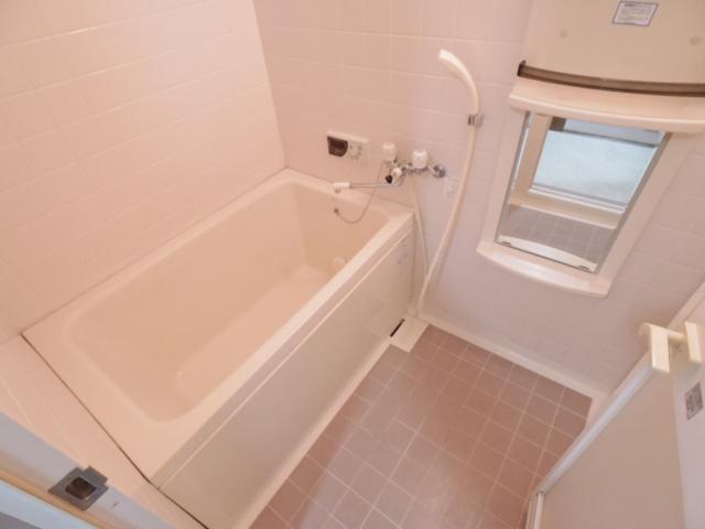 バス・シャワールーム　コンパクトで使いやすいお風呂です
