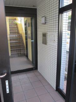 エントランス　オートロック付で安心できます。