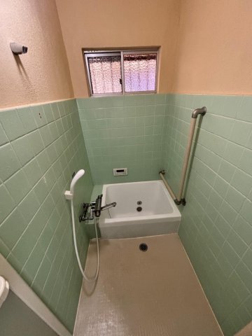 バス・シャワールーム　浴室専用床材を使用している為、冬でも足元寒くありません！