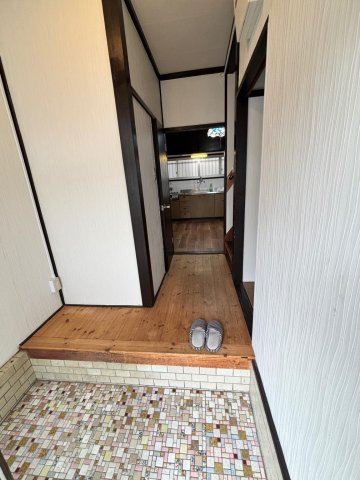 玄関　玄関廊下はフローリングになっていて見栄えが良いです！