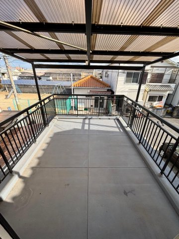 バルコニー　屋根付きベランダはとっても広くて眺望も良いです！