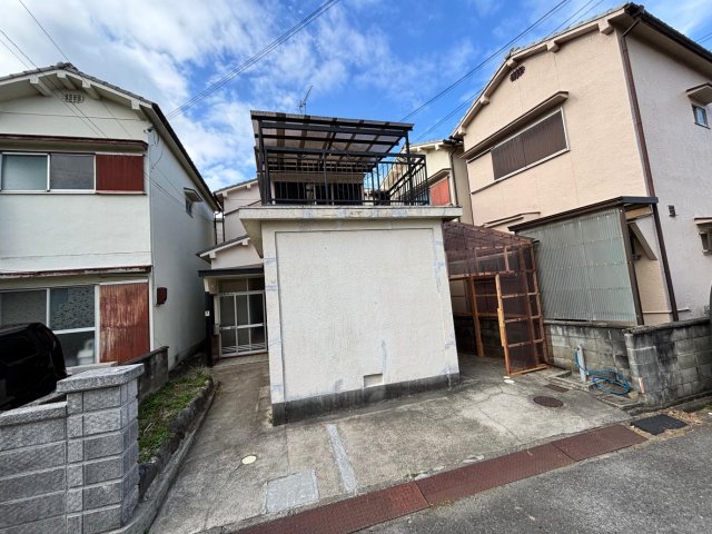 駐車場　ミニバンクラスまで駐車可能な駐車場完備！