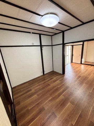 居室・リビング　1階洋間はとっても広いので家族みんなで寛げます！