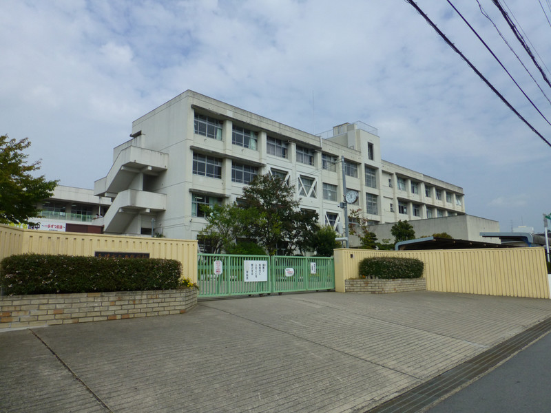 中学校　西中学校（中学校）まで1907m