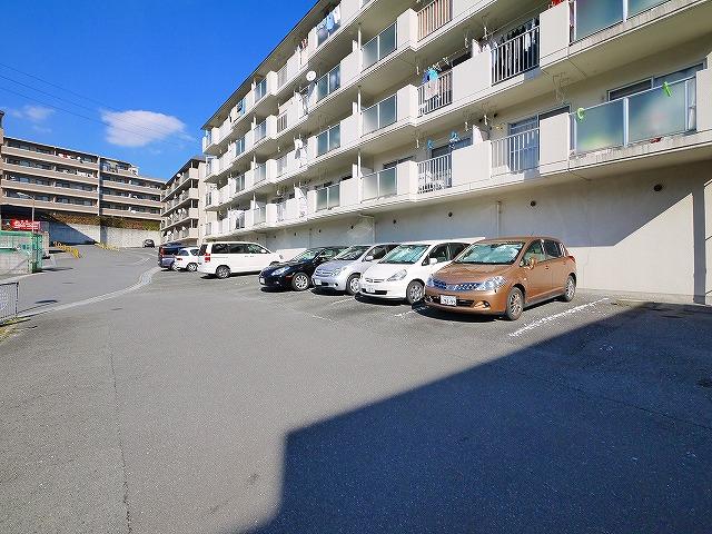 駐車場　駐車場があるので、車を買う予定の方も安心です