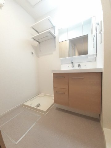 洗面設備　ゆったりとスペースのある洗面所