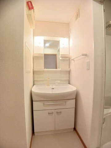 洗面設備　明るい洗面所です