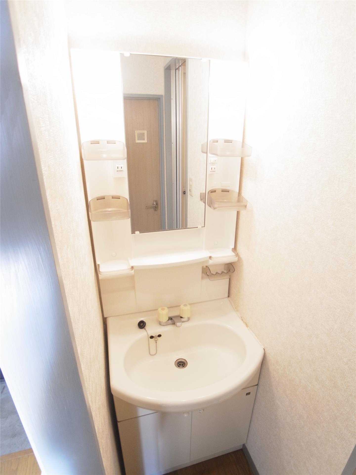 洗面設備　独立洗面台は新品に交換予定です。