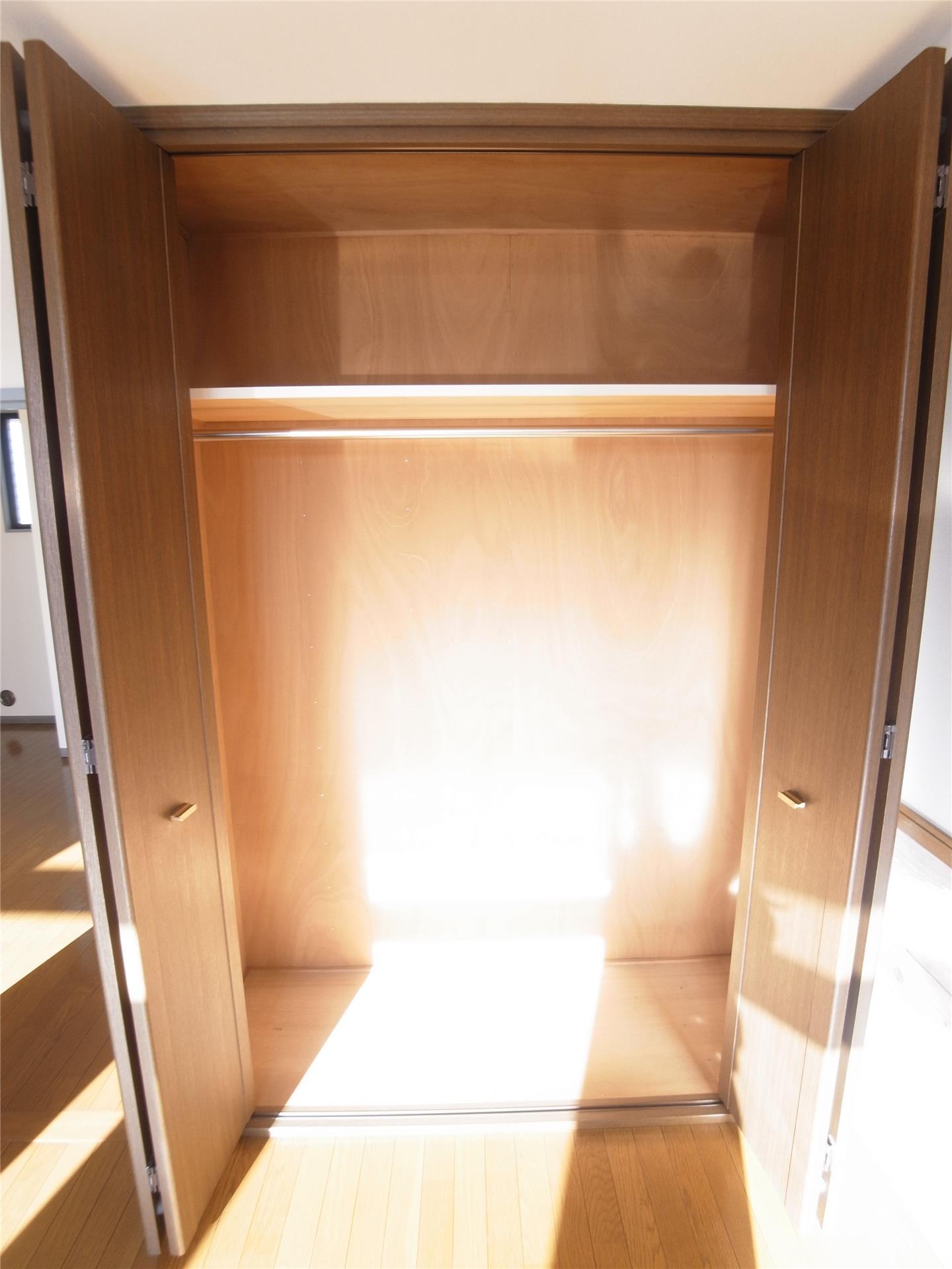 収納　ハンガーポール付いており、ロングコートも掛けられます。