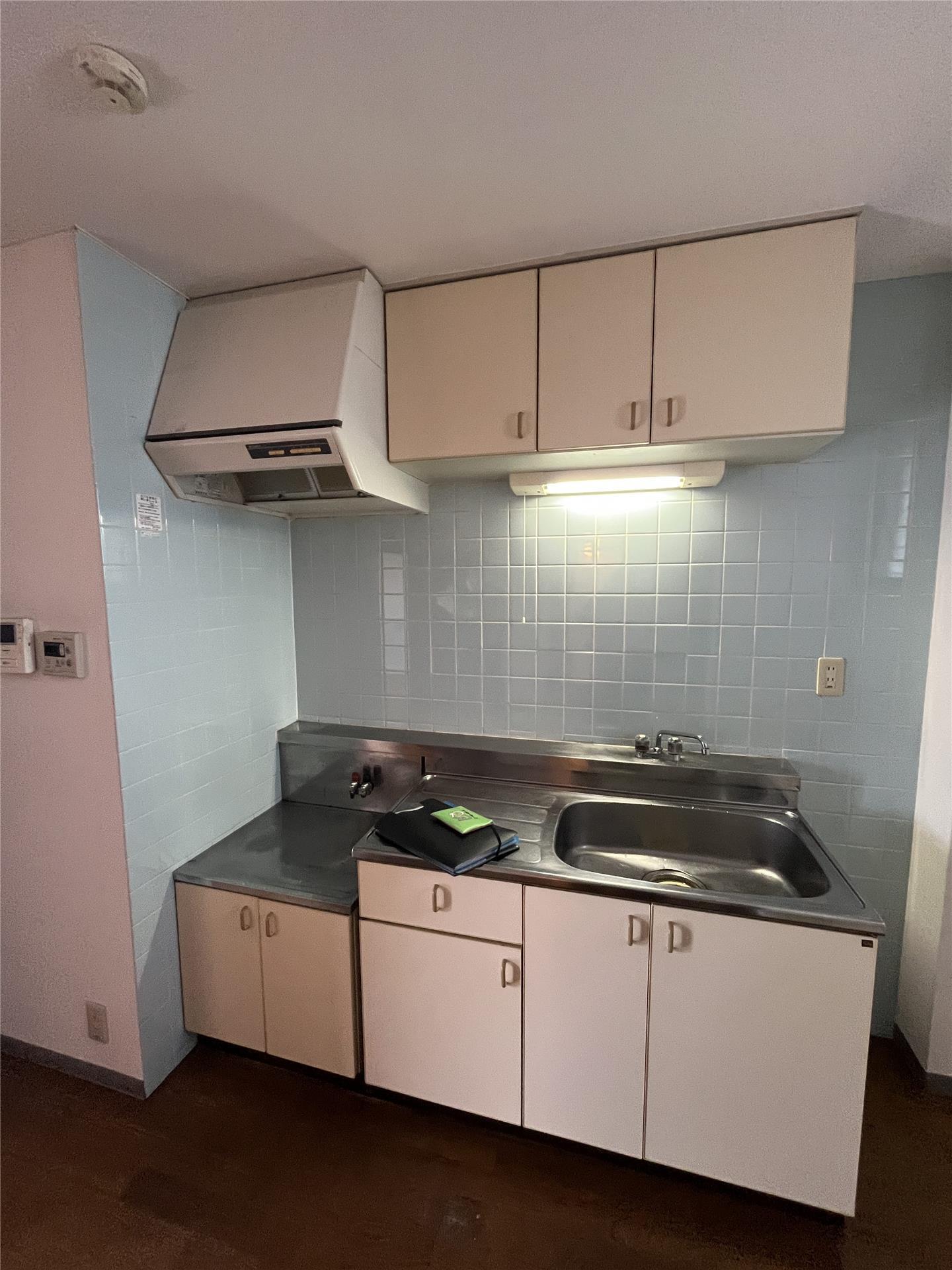 キッチン　クリーニング前の写真です。システムキッチンに交換予定です。