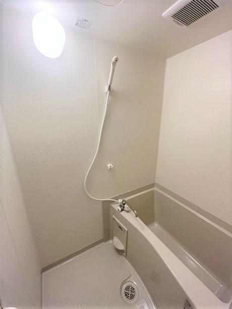 バス・シャワールーム　シンプルなバスルーム。