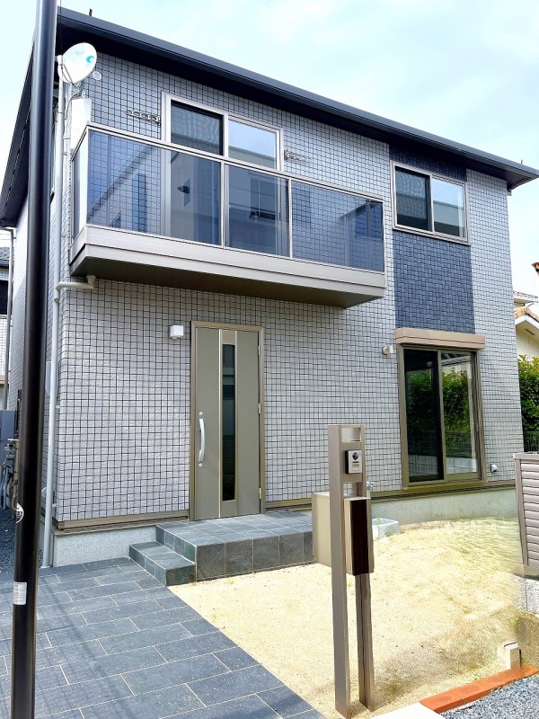 建物外観　※庭を人工芝敷に変更、前面の敷地境界に目隠しフェンス設置予定