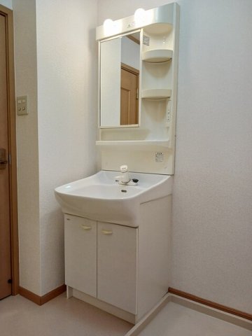 洗面設備　ゆったりとスペースのある洗面所