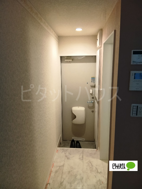 玄関　建築中の画像です