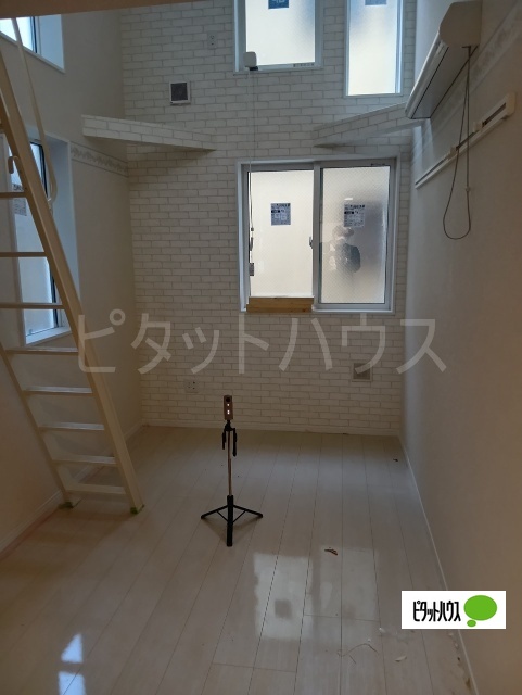 居室・リビング　建築中の画像です