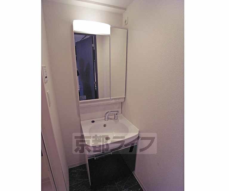 洗面設備　便利な洗面台です。