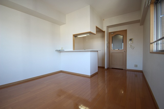 居室・リビング　同物件別号室のものです。