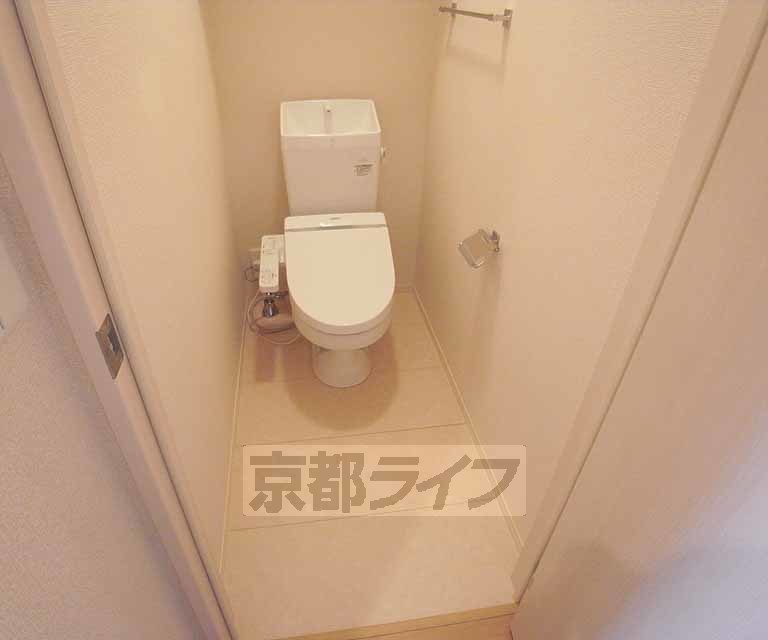 トイレ　嬉しいウォシュレットつきです。