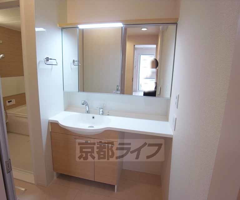 洗面設備　朝の準備も楽チンな広い洗面所です。